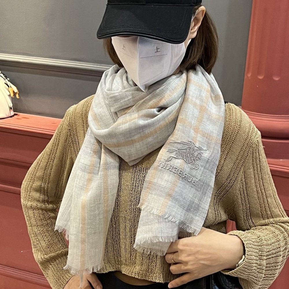 Burberry cashmere scarf - Picture 3 of 9